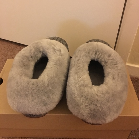 UGG Wrin Rib-Knit & Genuine Shearling Slipper (Wom - Picture 3 of 5